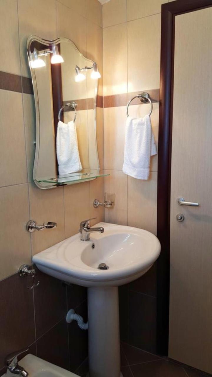 Family Hotel Haruni Ксамил Екстериор снимка